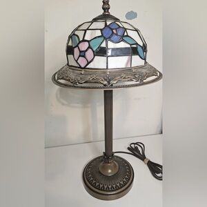 Vintage Stained Glass Floral Motif Accent Lamp 21” Excellent condition